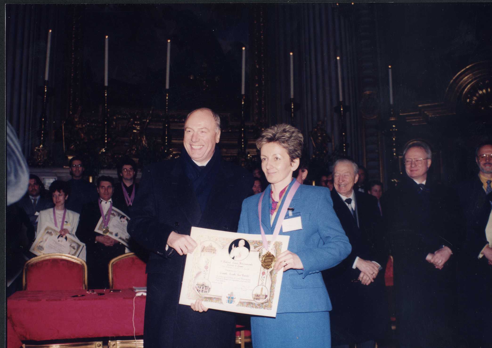 Уручење Златне медаље на Међународном хорском фестивалу ''Орландо ди Ласо'' у Риму 1998.